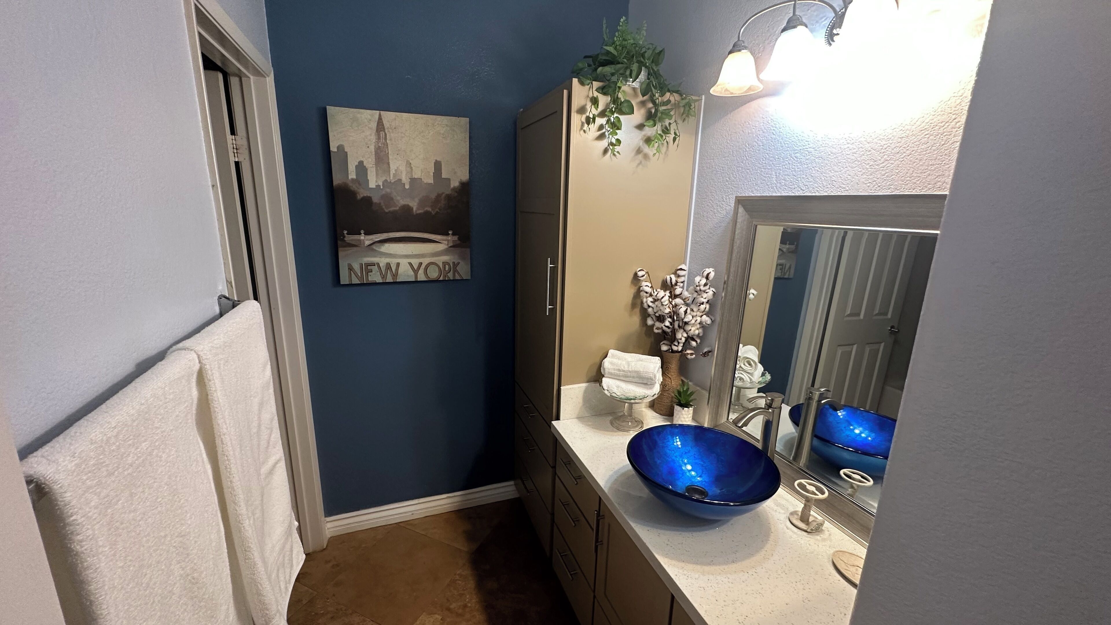 Sèche-cheveux, serviettes fournies, savon, papier toilette