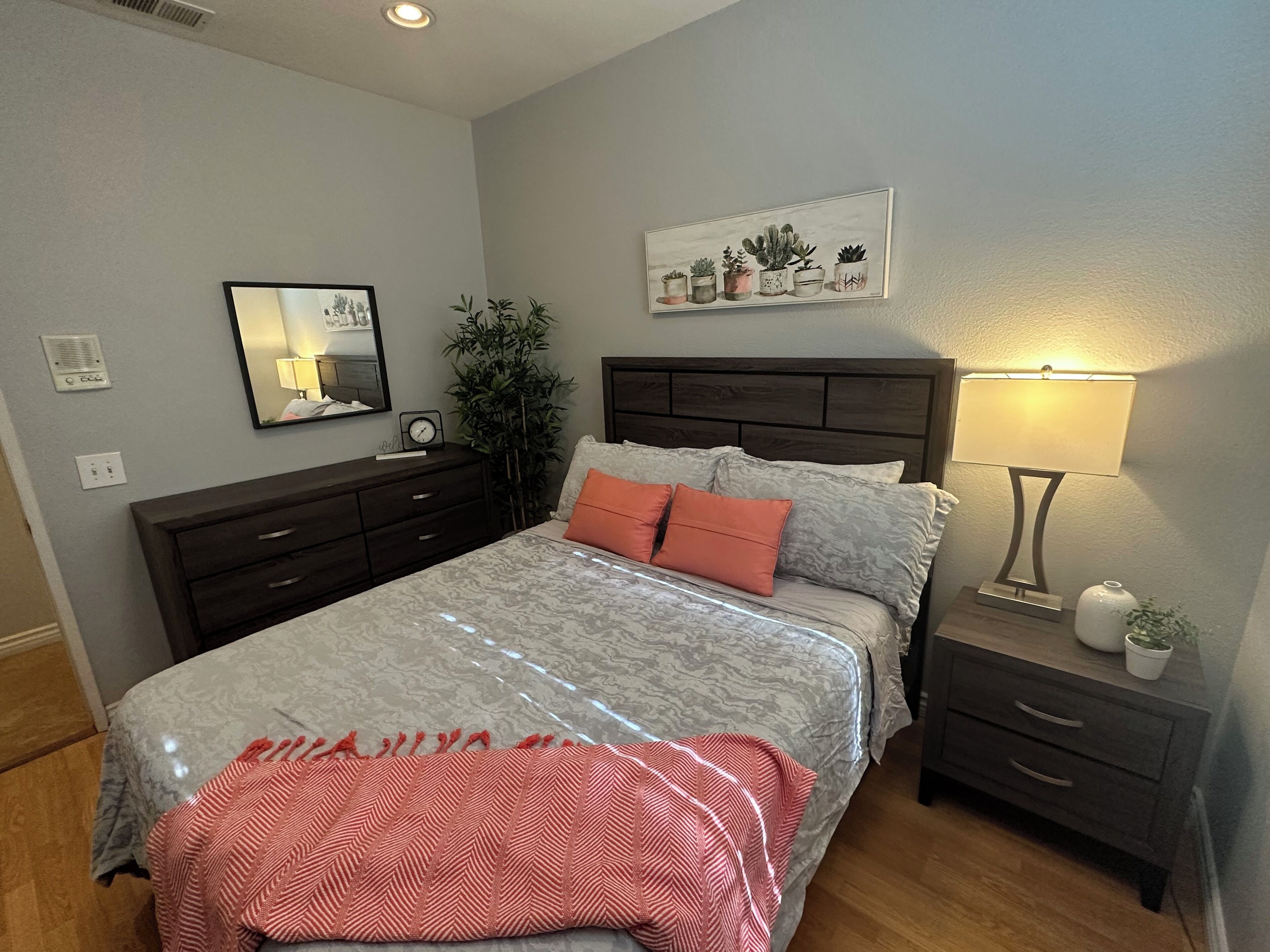 2 chambres, fer et planche à repasser, Wi-Fi, draps fournis