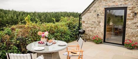 تناول الطعام بالخارج