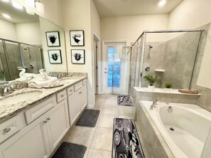 Haartrockner, Handtücher, Seife, Toilettenpapier