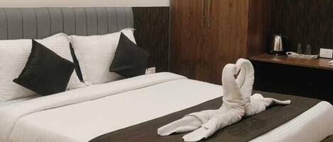 Dobbeltrom – deluxe, 1 kingsize-seng, privat bad, hageutsikt | Sengetøy i egyptisk bomull og sengetøy av topp kvalitet