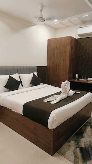 Chambre Double Deluxe, 1 très grand lit, salle de bains privée, vue jardin | Draps en coton égyptien, literie de qualité supérieure, surmatelas