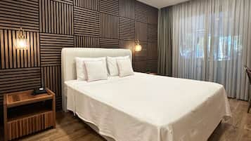 Premium bedding, in-room safe, laptop workspace, bed sheets