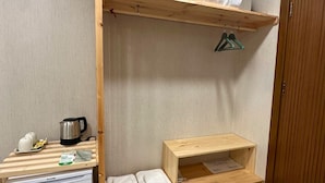 A compact hotel room with a bunk bed, a small kitchenette, and a wooden shelf. - Casa Kawa (Arsuz)