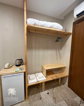 Caja de seguridad en la habitación y espacio para trabajar con laptop