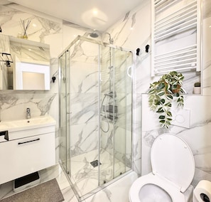 تجهيزات دش، مجففات شعر، مناشف، صابون