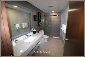 Regadera, secadora de cabello, toallas, papel de baño 