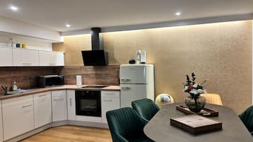 Kühlschrank, Mikrowelle, Ofen, Herdplatte