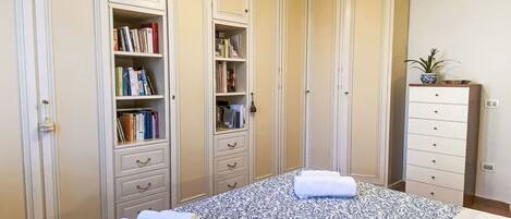 4 camere, culla da viaggio, Wi-Fi gratuito