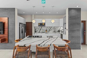 Kühlschrank, Mikrowelle, Herdplatte, Geschirrspüler