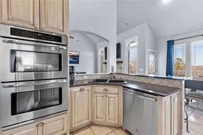 冰箱、微波炉、烤箱、炉灶