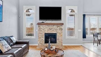 Televisión, chimenea y oficina