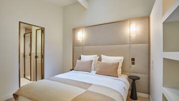 Iron/ironing board, bed sheets
