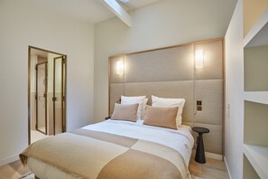 2 quartos, escrivaninha, ferros/tábuas de passar roupa, roupa de cama