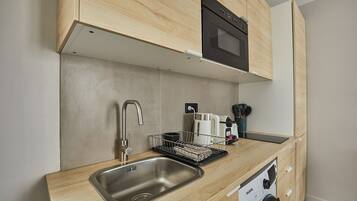 Réfrigérateur, micro-ondes, plaque de cuisson, cafetiÚre/bouilloire