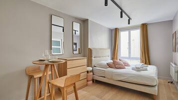 Bureau, fer et planche Ă repasser, draps fournis