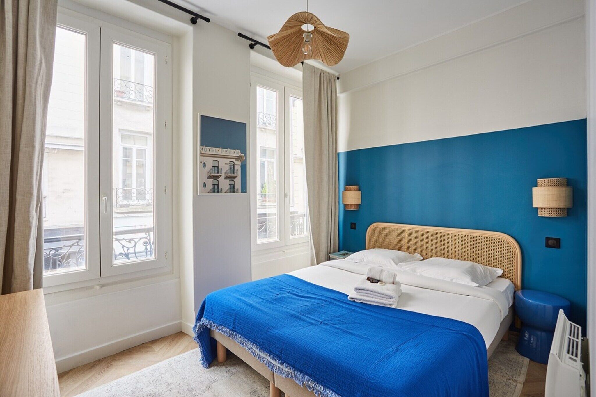 1 chambre, bureau, fer et planche à repasser, lit parapluie