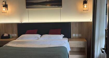 Heinemann Hotel Sunny King Room without Bathtub A308— with a jacuzzi and a local