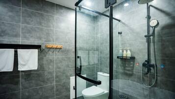 Suihku, hiustenkuivaaja, pyyhkeet