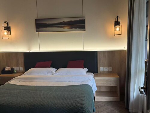 Heinemann Hotel Sunny King Room without Bathtub B308— with a jacuzzi and a local