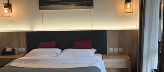 Heinemann Hotel Sunny King Room without Bathtub B308— with a jacuzzi and a local