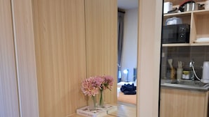 Un baño moderno con tocador de madera, un espejo y un taburete pequeño.