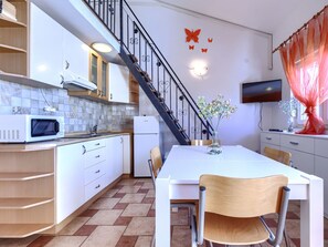 Kühlschrank, Mikrowelle, Kochgeschirr/Geschirr/Besteck
