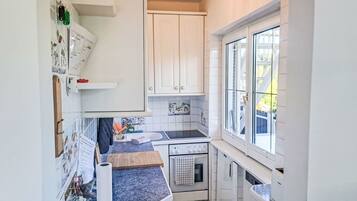 Kühlschrank, Ofen, Geschirrspüler, Kochgeschirr/Geschirr/Besteck