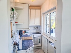 Kühlschrank, Ofen, Geschirrspüler, Kochgeschirr/Geschirr/Besteck