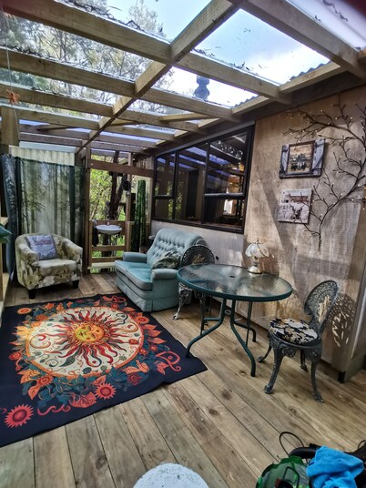 Romantic retreat 3 min to beach in idyllic valley surrounded by native birdlife