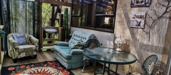 Romantic retreat 3 min to beach in idyllic valley surrounded by native birdlife