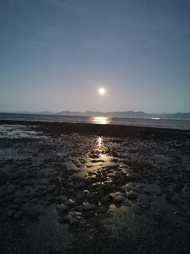 Romantic retreat 3 min to beach in idyllic valley surrounded by native birdlife