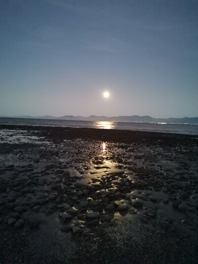 Romantic retreat 3 min to beach in idyllic valley surrounded by native birdlife