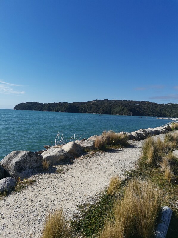 Beach - Romantic retreat 3 min to beach in idyllic valley surrounded by native birdlife (Mārahau)