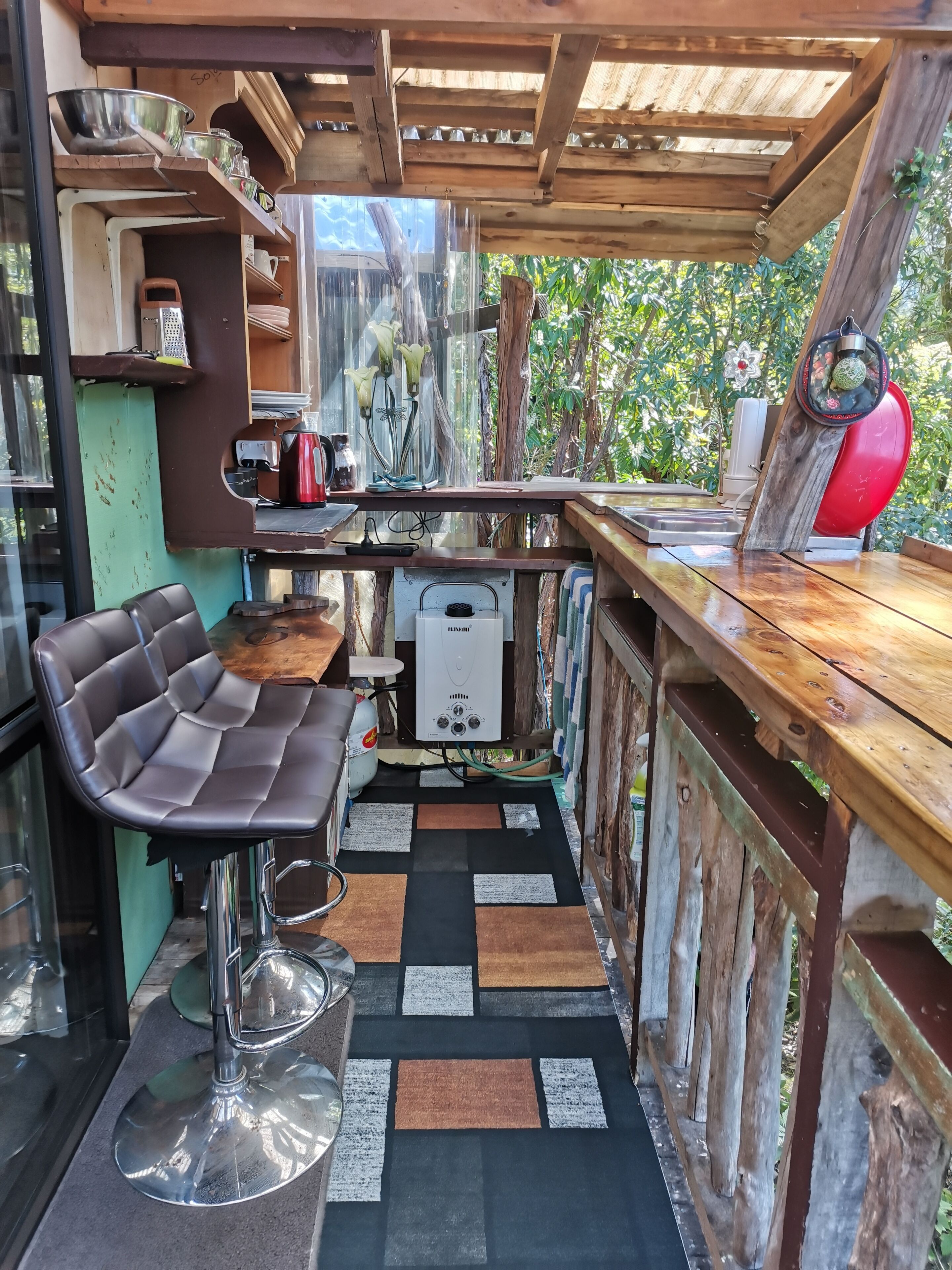 Fridge, oven, stovetop, electric kettle