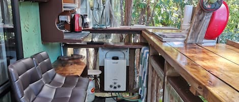 Fridge, oven, stovetop, electric kettle