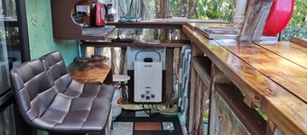 Romantic retreat 3 min to beach in idyllic valley surrounded by native birdlife