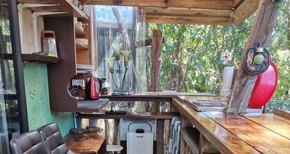 Romantic retreat 3 min to beach in idyllic valley surrounded by native birdlife