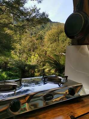 Property grounds - Romantic retreat 3 min to beach in idyllic valley surrounded by native birdlife (Mārahau)