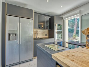 Kühlschrank, Mikrowelle, Ofen, Geschirrspüler