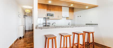 Fridge, microwave, oven, cookware/dishes/utensils