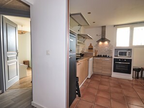 Jääkaappi, mikroaaltouuni, uuni, astianpesukone