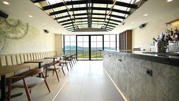 Cocktail bar