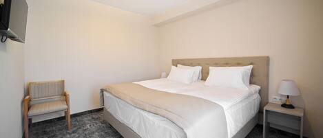 Suite | Blackout drapes, soundproofing, iron/ironing board, free WiFi
