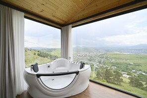 Alpehytte, fjellutsikt | Blendingsgardiner, lydisolert, strykejern/-brett og wi-fi (inkludert)