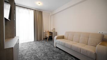Suite | Blackout drapes, iron/ironing board, free WiFi, wheelchair access
