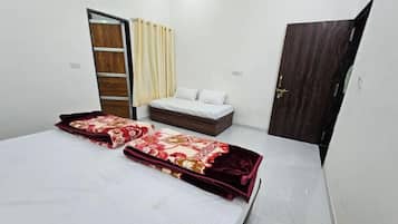 Gallery Room | Free WiFi, bed sheets