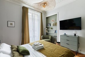 2 makuuhuonetta, työpöytä, silitysrauta/-lauta, vuodevaatteet