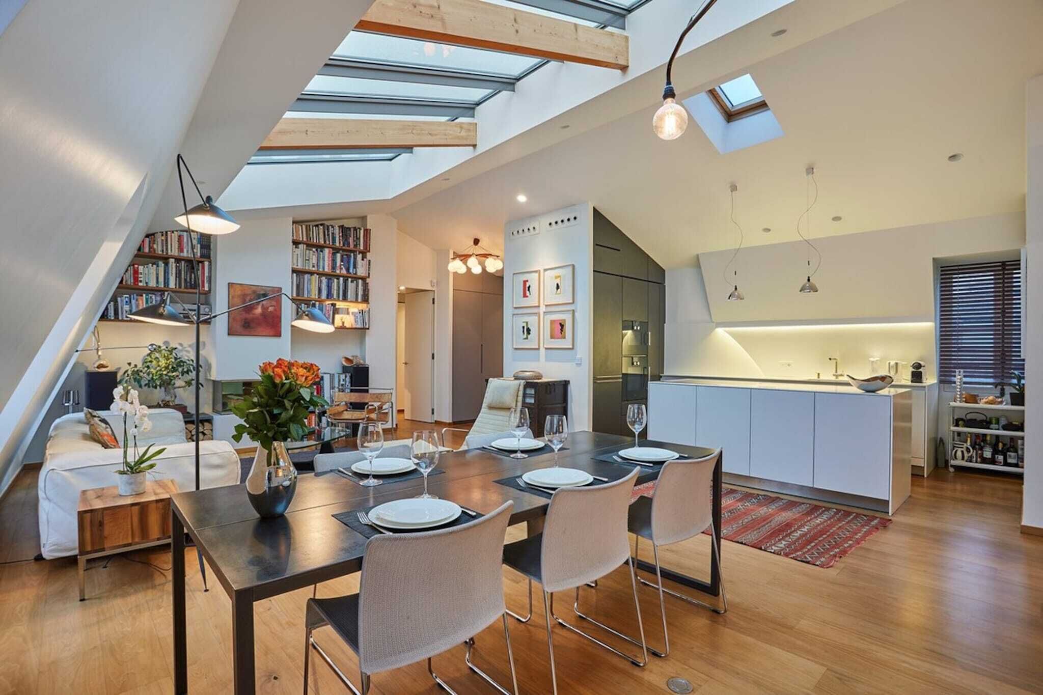 Moderni loft-tyylinen huoneisto, jossa on ruokailutila, keittiö ja oleskelutila.