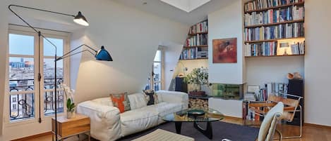 Smart-tv, een stereo en een kantoor